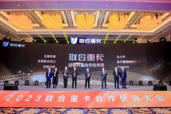 现场签单2300台!联合重卡+玉柴重机 共创共赢